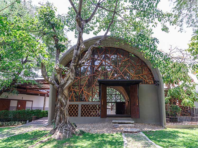 สวนช้างเผือก อาคารอเนกประสงค์ กับการตกแต่งที่กลมกลืนกับธรรมชาติ