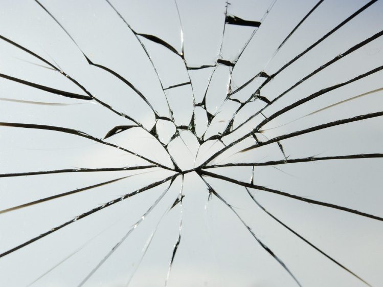 กระจกลามิเนตตอนเมื่อได้รับความเสียหายจนเกิดการแตกจะยังคงรูปเป็นแผ่นดังเดิม