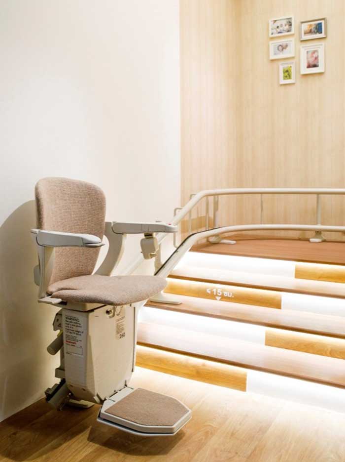 ภาพ: ลิฟต์บันได (Stair Lift) ช่วยอำนวยความสะดวกให้กับผู้สูงอายุ โดยเฉพาะผู้ที่มีปัญหาด้านข้อเข่าหรือด้านการเดิน ให้สามารถขึ้น-ลงบันไดบ้านได้สะดวกและปลอดภัยมากยิ่งขึ้น