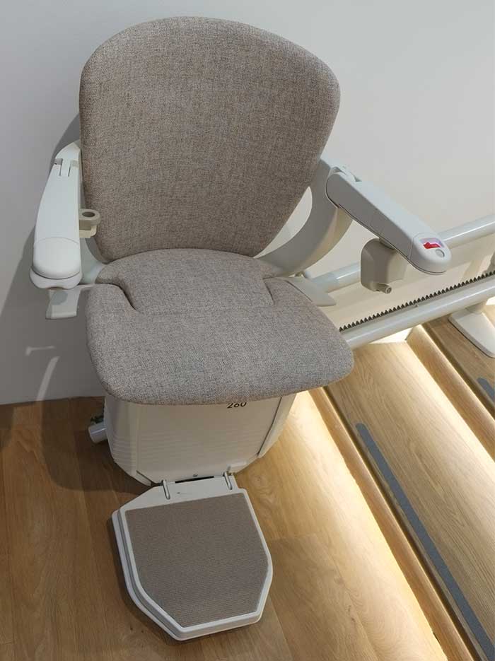 ภาพ: ขนาดเก้าอี้กว้างนั่งสบาย รองรับน้ำหนักผู้ใช้งานได้ 135 กิโลกรัม