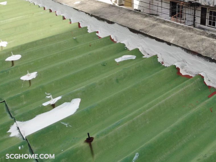 หลังคารั่วตรงสกรูยึดกระเบื้องลอนคู่ ใช้อะไรอุดรอยรั่วหลังคาดี?