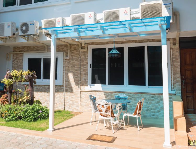 ต่อเติมหลังคา ทำพื้นใหม่ ได้ซุ้มนั่งเล่นในสวนหน้าบ้าน 03