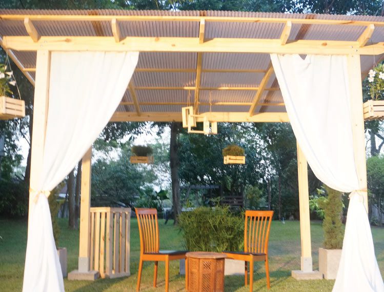 ต่อเติมหลังคา ทำพื้นใหม่ ได้ซุ้มนั่งเล่นในสวนหน้าบ้าน 04