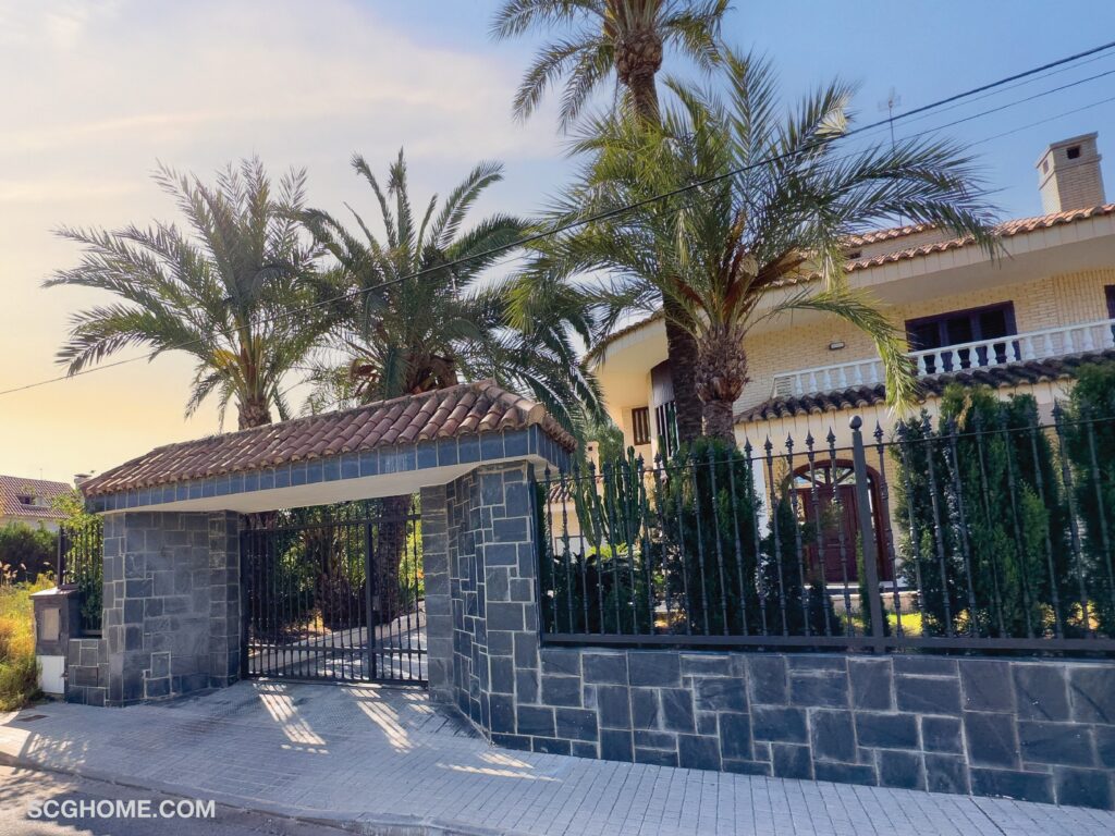 ภาพ: รั้วลูกผสมระหว่างปูนตกแต่งผิวและเหล็กหรืออัลลอย