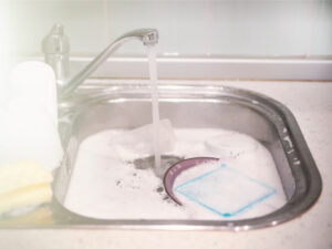 เคล็ดลับครัวระบายน้ำดี กับวิธีแก้ท่อตันอ่างล้างจาน