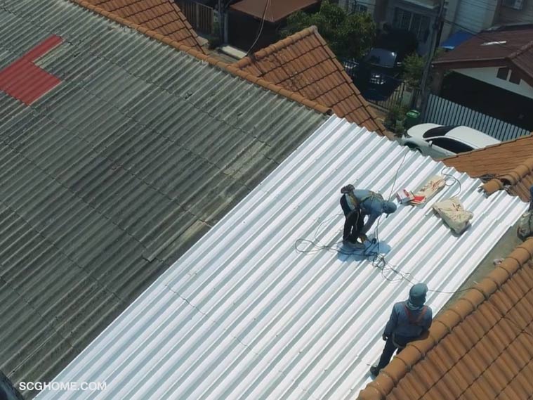 ภาพ: ตัวอย่างบ้านทาวน์เฮาส์ที่โครงหลังคาเชื่อมกับเพื่อนบ้าน ซึ่งทำการซ่อมหลังคารั่วด้วยวิธี Top Up Roof
