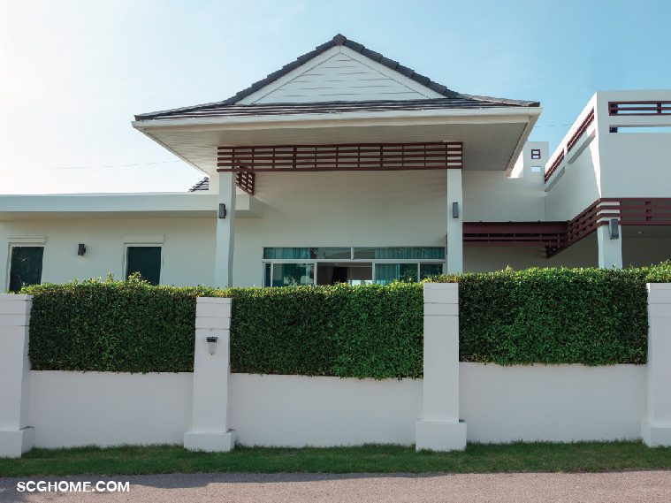 รั้วก่ออิฐบล็อกกับรั้วคอนกรีตสำเร็จรูป