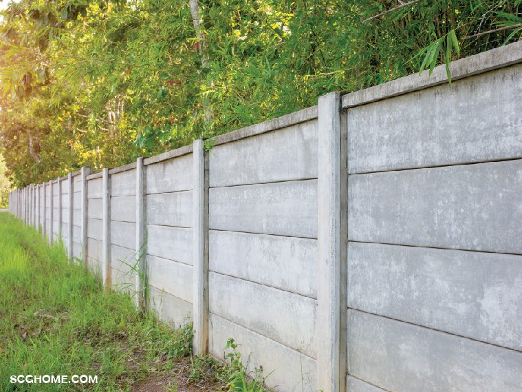 รั้วก่ออิฐบล็อกกับรั้วคอนกรีตสำเร็จรูป