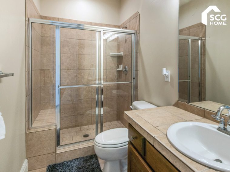 ม่านห้องน้ำ vs ฉากกั้นอาบน้ำ เลือกแบบไหนให้ตอบโจทย์